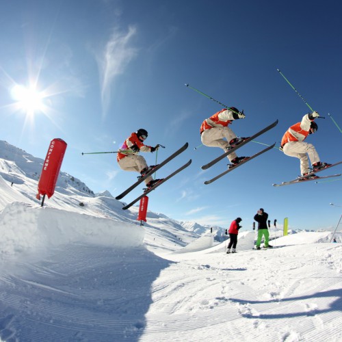 Skiër op funpark