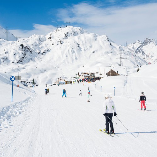 Skiërs richting st. christoph vanaf st. anton