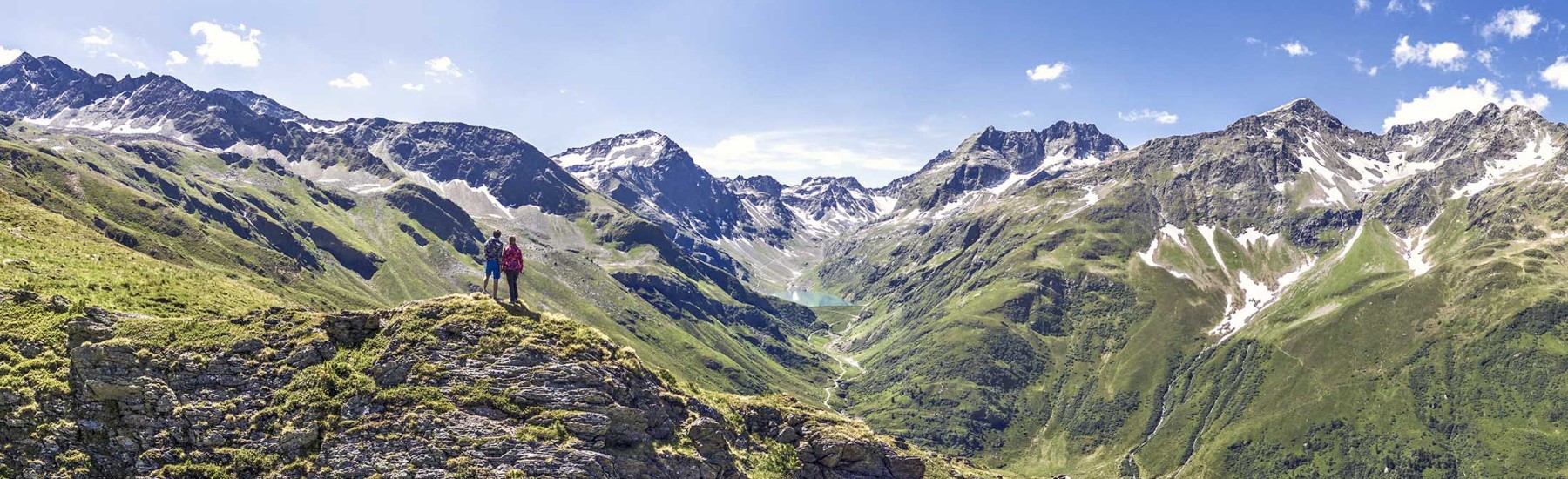 wandelaars in st anton bergen zomer